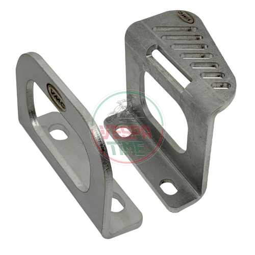 Staffe VMC fissaggio fori cavalletto centrale per fissaggio tanica benzina, borsa su pedana per Vespa Smallframe e Largeframe