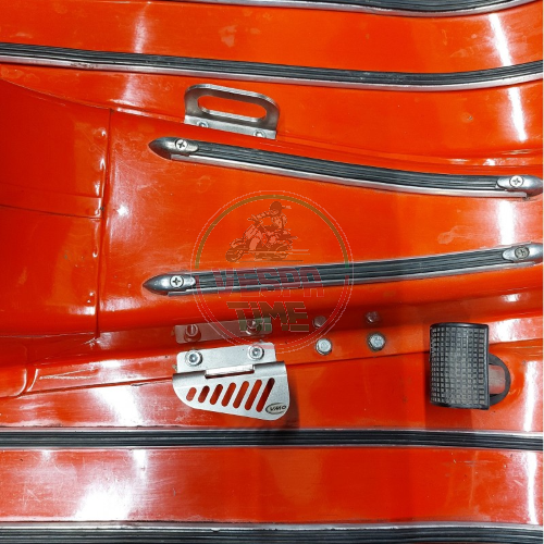 Staffe VMC fissaggio fori cavalletto centrale per fissaggio tanica benzina, borsa su pedana per Vespa Smallframe e Largeframe